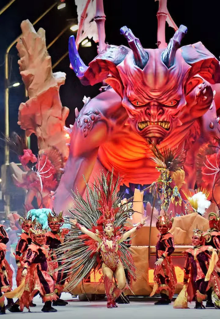 Desfile de la comparsa Ará Yeví en el Carnaval del País