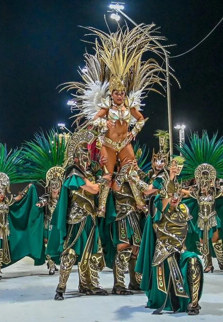 Desfile de la comparsa Marí Marí en el Carnaval del País