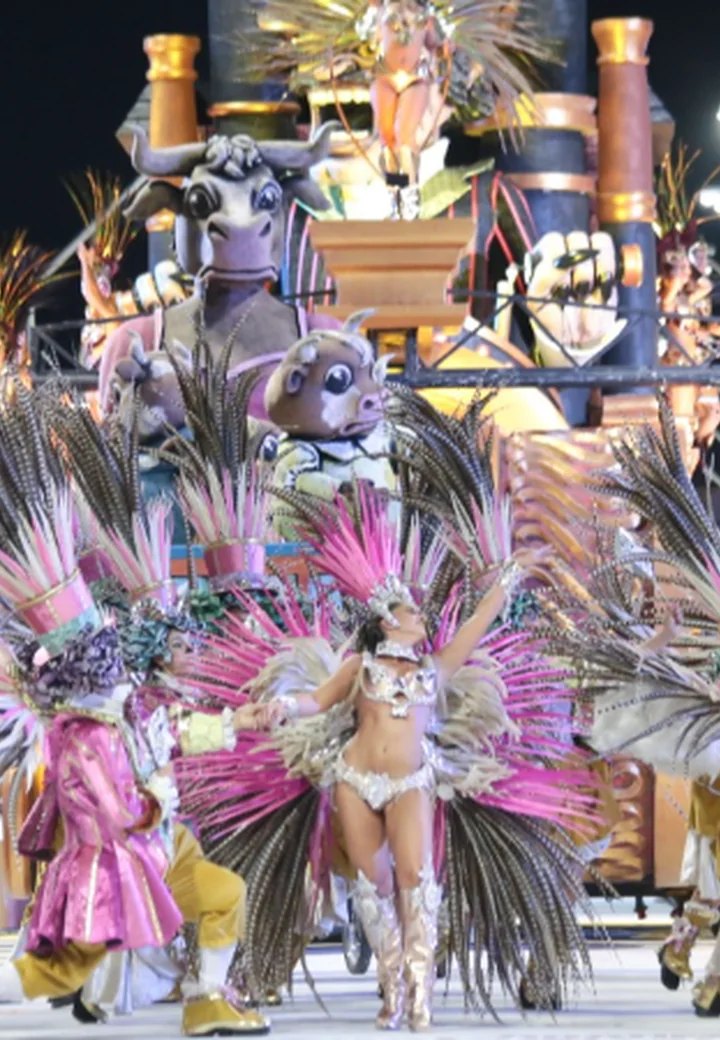 Desfile de la comparsa Papelitos en el Carnaval del País