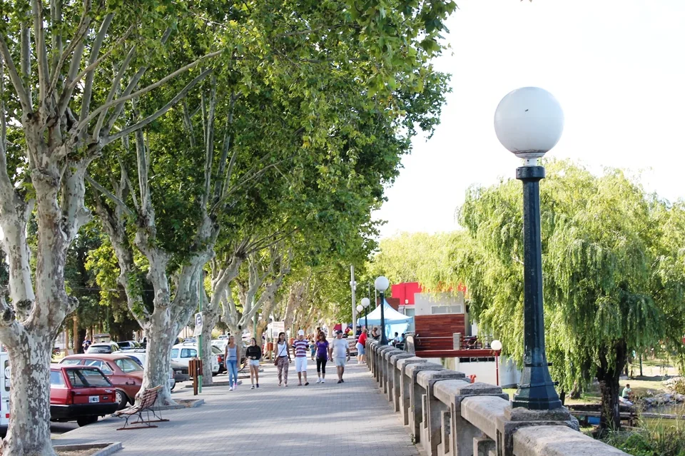 Paseo peatonal arbolado de la Costanera de Gualeguaychú
