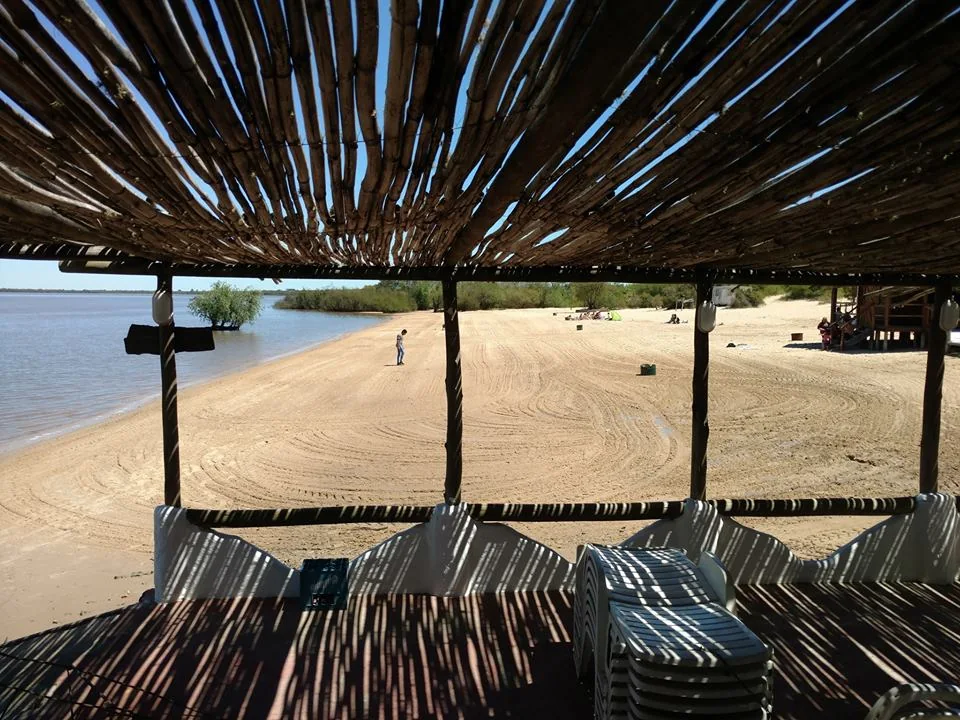 Playa de Ñandubaysal vista desde un sector de sombra