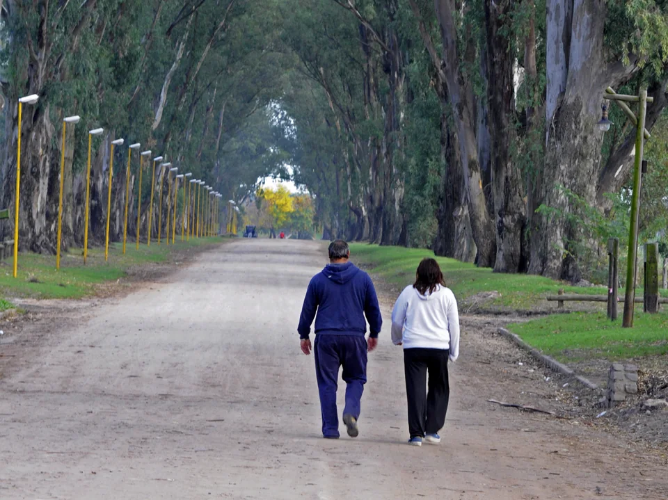 Camino arbolado del Parque Unzué en Gualeguaychú