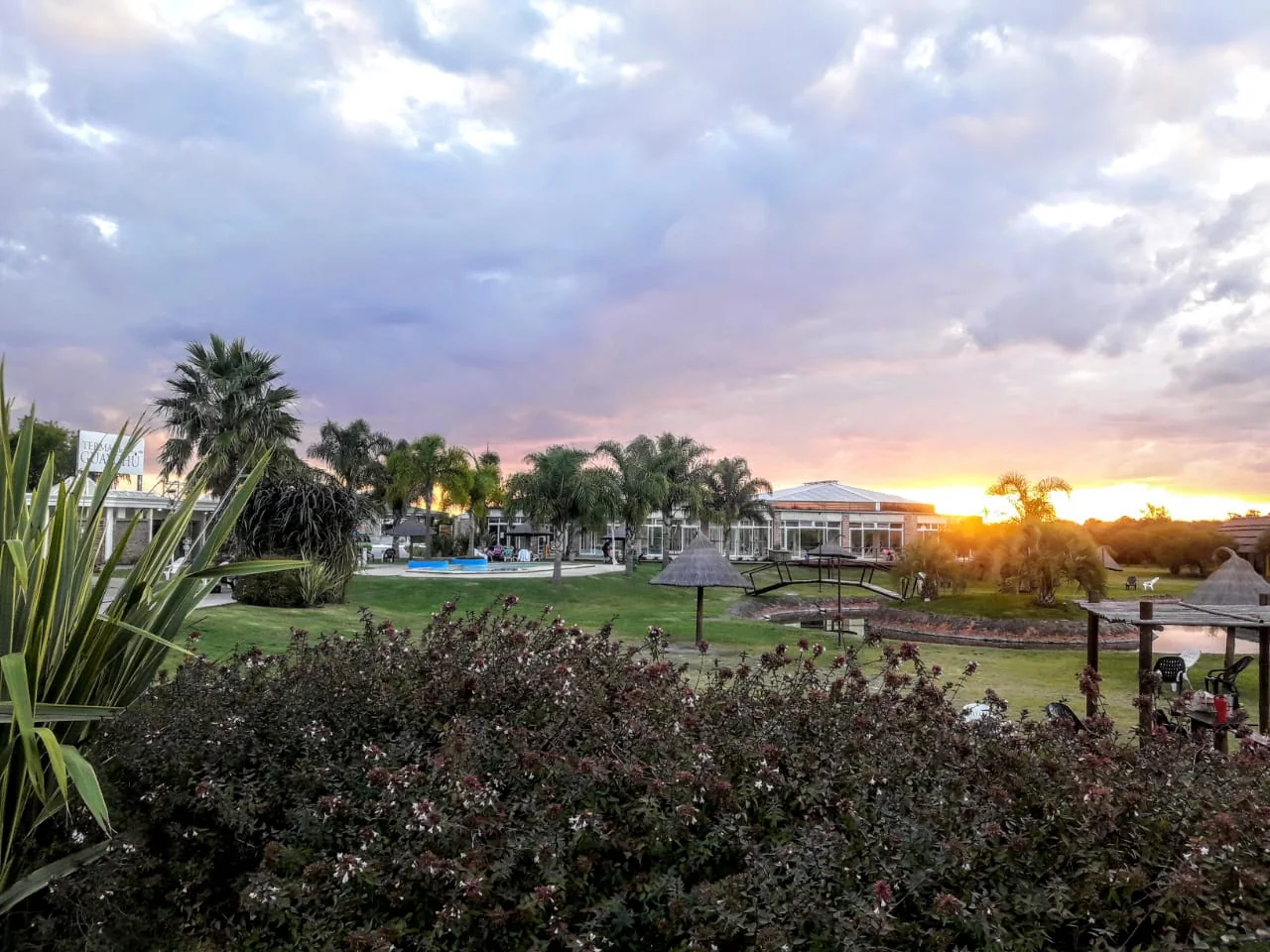 Parque y edificios de Termas del Guaychú al atardecer