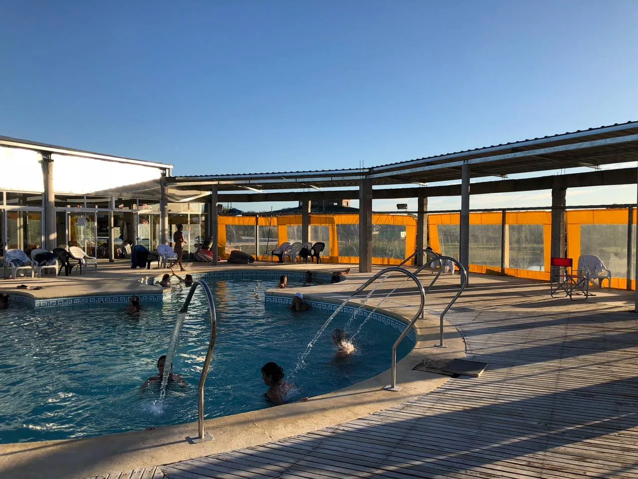 Piscina termal semicubierta con hidrojets